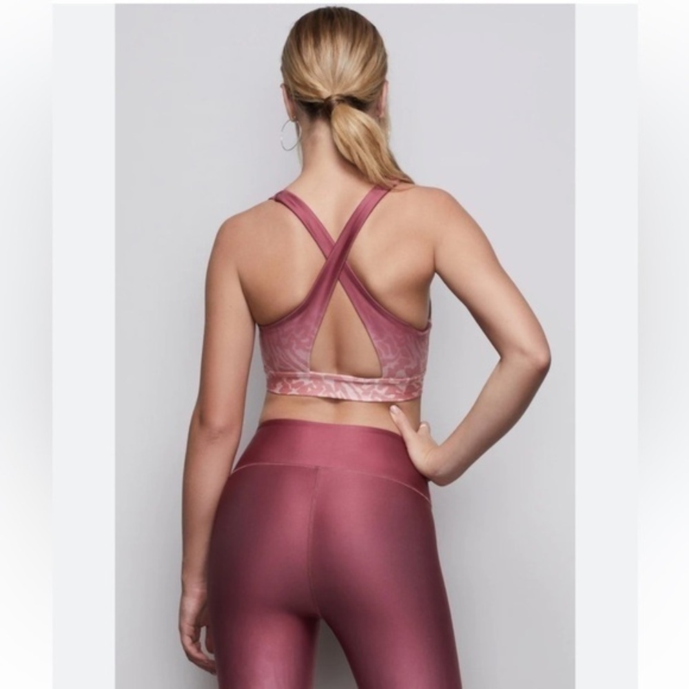 Good American Ombré Cross Over Back Sports Bra - Picture 2 of 15